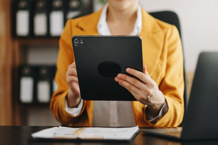 Ilustrasi menggunakan software di gadget. (Foto: Istimewa)
