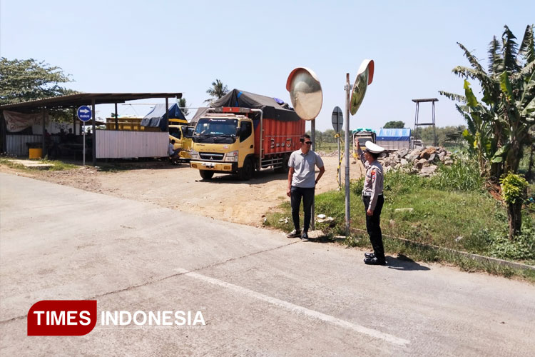 Warga Bondowoso Keluhkan Truk Bermuatan Berat, Jalan Desa Cepat Rusak