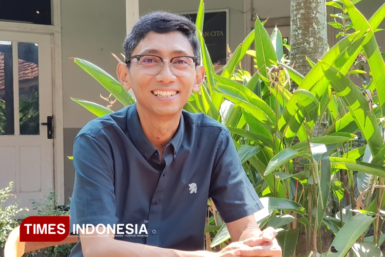 Dari Supir Bus ke Bos Travel dan Dosen: Kisah Inspiratif Immanuel Ustradi Osijo