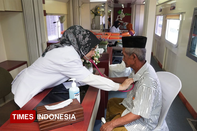 Warga-tengah-cek-kesehatan-gratis-oleh-tim-kesehatan-KAI-di-gerbong-Rail-Clinic.jpg