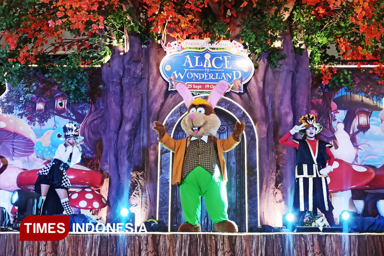 Melangkah ke Dunia Fantasi, 'Alice in Wonderland' PCM Surabaya Jadi Tempat Healing Keluarga yang Seru
