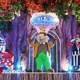 Manjakan Pengunjung, PCM Surabaya Usung Dekorasi 'Alice in Wonderland'