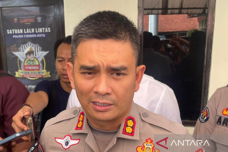 Kapolres Cirebon Kota AKBP Eko Iskandar (tengah) saat memberikan keterangan di Cirebon, Jawa Barat. (FOTO: ANTARA/Fathnur Rohman)
