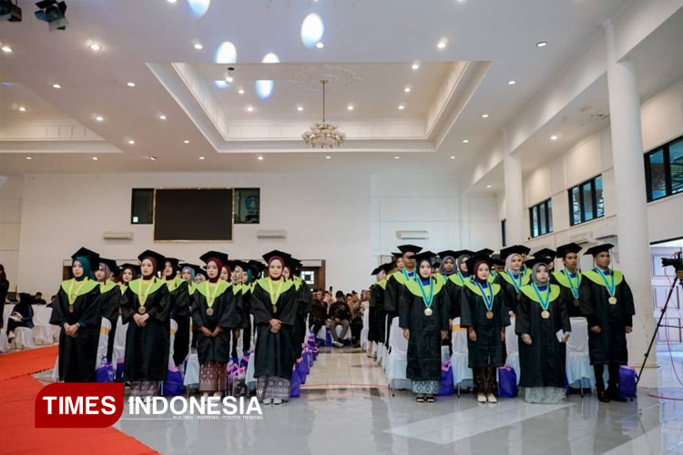 Akafarma-Sunan-Giri-wisudah.jpg