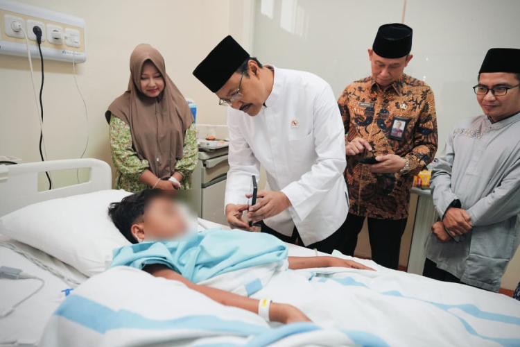 Mensos Jenguk Korban Ponpes Al Khoziny, Bawa Pesan Khusus dari Presiden