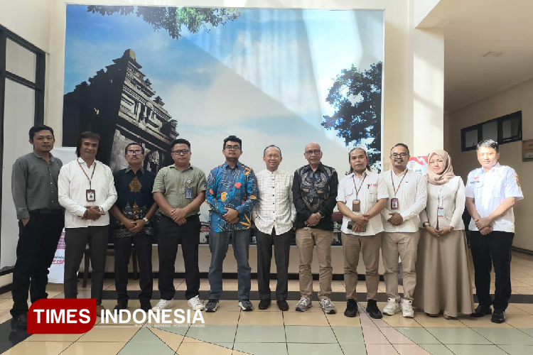 Foto Bersama Tim Asistensi Bupati Wonosobo bersama KPAI Wonosobo dalam agenda diskusi membahas isu perlindungan anak di Wonosobo. (FOTO: Mutakim/TIMES Indonesia).