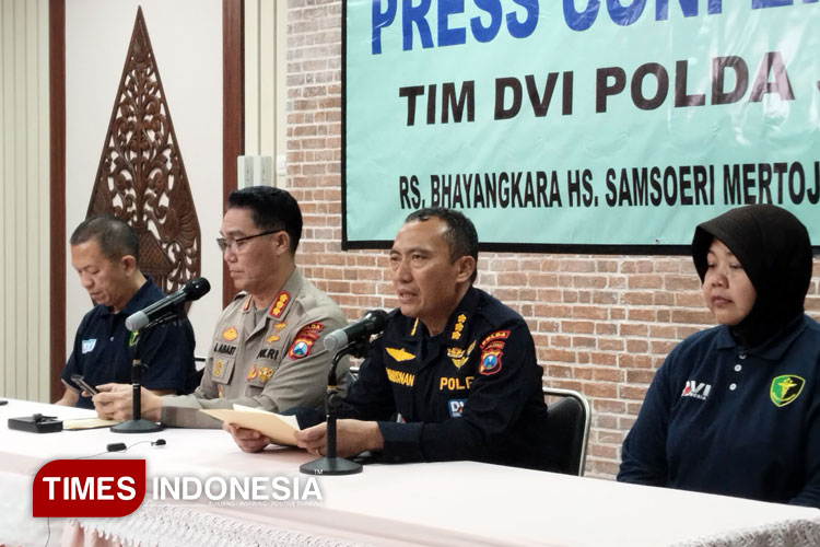Konferensi pers hasil identifikasi jenazah korban Ponpes Al Khoziny di RS Bhayangkara, Surabaya. (Foto: Siti Nur Faizah/TIMES Indonesia)