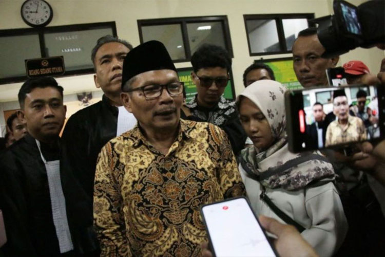 Mantan Sekdaprov NTB Rosiady Husaenie Sayuti usai menjalani sidang putusan dalam perkara korupsi NCC di Pengadilan Tipikor pada Pengadilan Negeri Mataram, NTB, Jumat (10/10/2025) malam . (Foto: Antara/Dhimas B.P.)