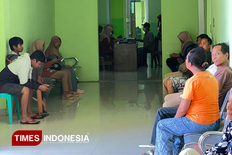 Pasien-yang-menunggu-pelayanan-di-RSUD-KLU.jpg