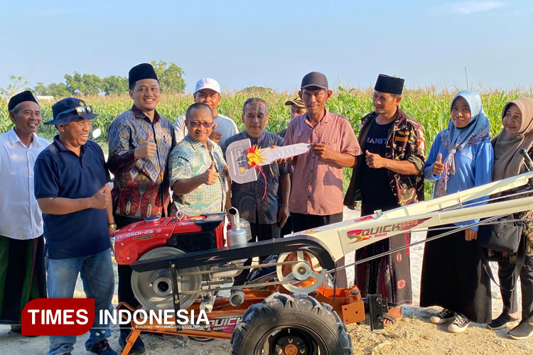 Dukung Produktivitas Pertanian, Petani Gresik Dapat Bantuan Traktor