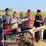 Petani Gresik Dapat Bantuan Traktor dari Kementan RI