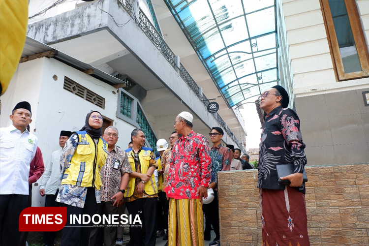 Dirjen Cipta Karya Kementerian PUPR RI, Dewi Chomistriana, meninjau kompleks Pondok Pesantren Tremas Pacitan, Jumat (10/10/2025). Tremas menjadi titik awal audit nasional bangunan pondok pesantren di Indonesia. (FOTO: Yusuf Arifai/TIMES Indonesia)