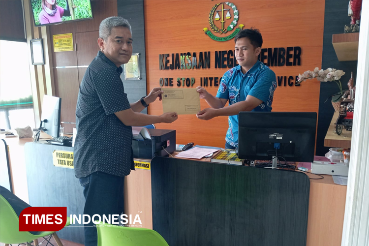 Juru Bicara Penasehat Hukum Massa & Partners Law Firm Purcahyono Juliatmoko, S.H., usai melakukan pengajuan Restorative Justice di kejaksaan negeri Jember. (Foto : M. Abdul Basid / TIMES Indonesia)