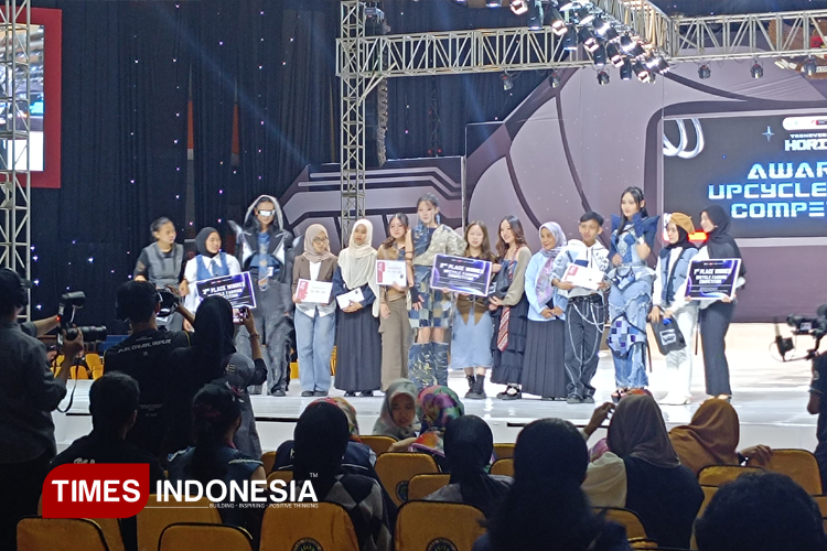 Penyerahan hadiah untuk juara Upcycle Fashion Competition, Trendversity 2025 “HORIZONE: International Fashion Exhibition”, sebuah ajang pamer karya mahasiswa Tata Busana UM. (FOTO: Vicky Afrizal Bima Widion/TIMES Indonesia)