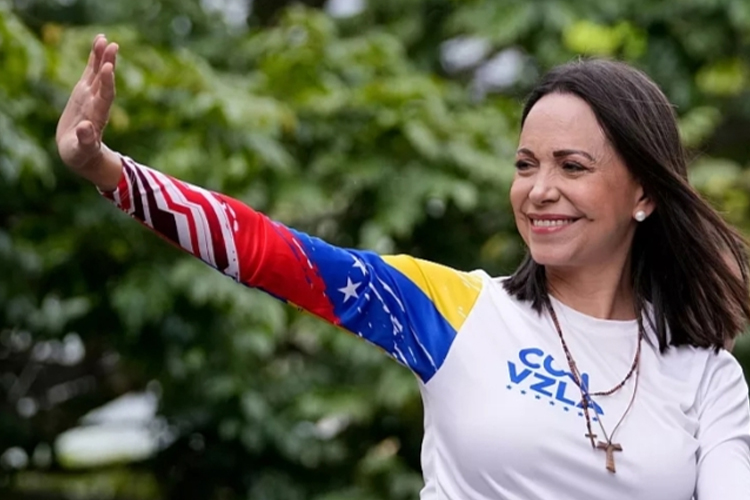 Pemimpin oposisi María Corina Machado melambaikan tangan selama kampanye pemilu di Caracas, 25 Juli 2024 lalu.(FOTO: Euronews/ AP)