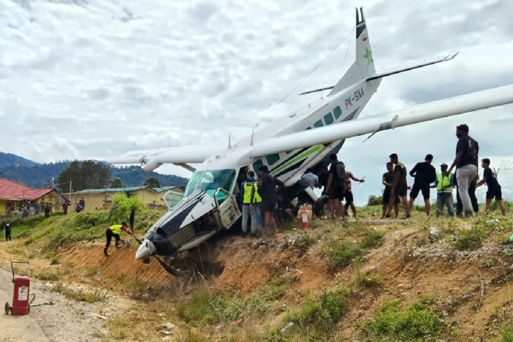 Pesawat Smart Air jenis Caravan C208 dengan nomor registrasi PK-SNA, Sabtu (11/10), tergelincir di lapangan terbang Tiom, Kabupaten Lanny Jaya, Papua Pegunungan . (Foto: Dok Humas Polda Papua)