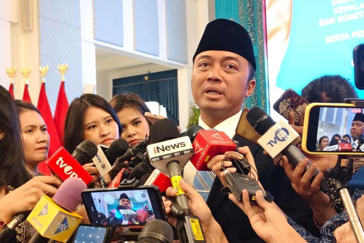 Menteri Sekretaris Negara (Mensesneg) Prasetyo Hadi menyampaikan keterangan di kompleks Istana Kepresidenan, Jakarta, Rabu (8/10/2025). (FOTO: ANTARA/Genta Tenri Mawangi)
