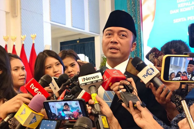 Menteri Sekretaris Negara (Mensesneg) Prasetyo Hadi menyampaikan keterangan di kompleks Istana Kepresidenan, Jakarta, Rabu (8/10/2025). (FOTO: ANTARA)