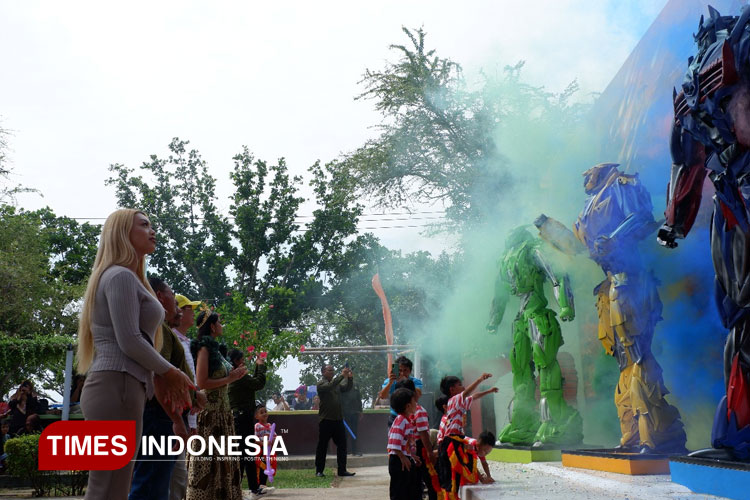 Suasana peresmikan wahana Transformer One di Tasya Eco Waterpark Parai Beach Resort Telngria Pacitan, Sabtu (11/10/2025). (FOTO: Yusuf Arifai/TIMES Indonesia)