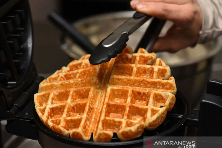 Waffle gandum utuh diambil dari cetakan waffle. (FOTO: ANTARA/Shutterstock/pri)