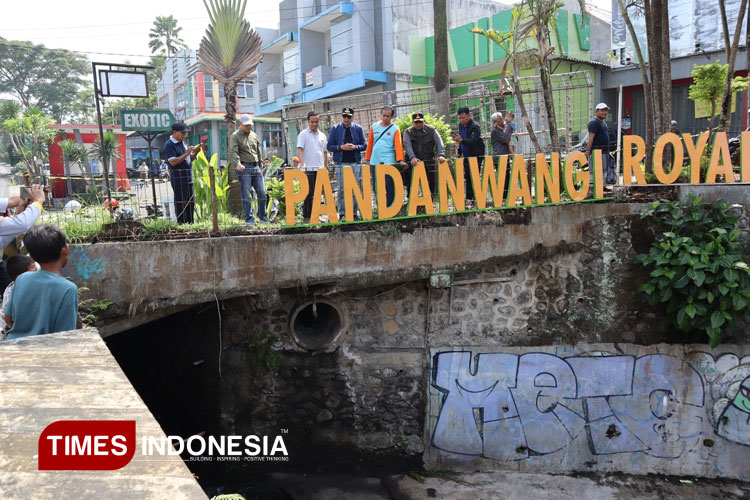 Wali Kota Malang, Wahyu Hidayat saat meninjau langsung jembatan ambrol. (Foto: Rizky Kurniawan Pratama/TIMES Indonesia)