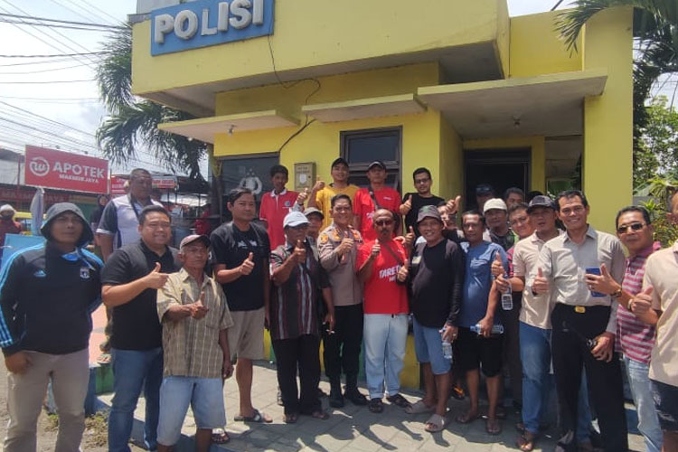 Foto bersama setelah mediasi usai di Pos Polsek KP3 Banyuwangi Pelabuhan Ketapang. (Foto : Dokumentasi Istimewa)
