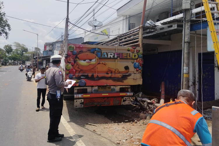 Laka tunggal yang melibatkan truk fuso yang terjadi di wilayah kecamatan Wongsorejo. (Foto: Polsek Wongsorejo for TIMES Indonesia)
