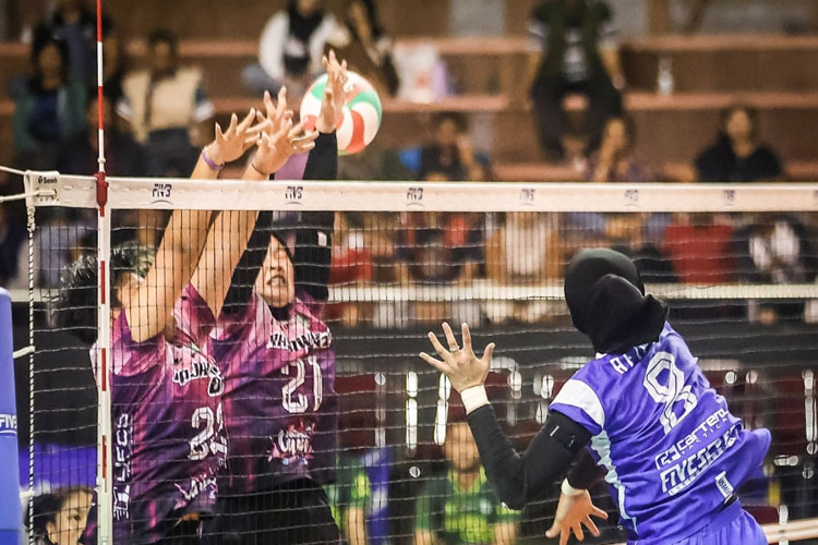 Tim voli putri TNI AU Electric (biru) mengalahkan Rajawali O2C 3-0 di final four Livoli Divisi Utama 2025. (Foto: PBVSI)