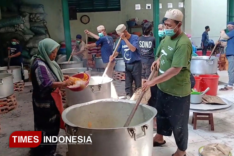 Lima Ton Nasi Kebuli dan 300 Kambing Jadi Jamuan Ribuan Jemaah Haul Habib Ali Solo
