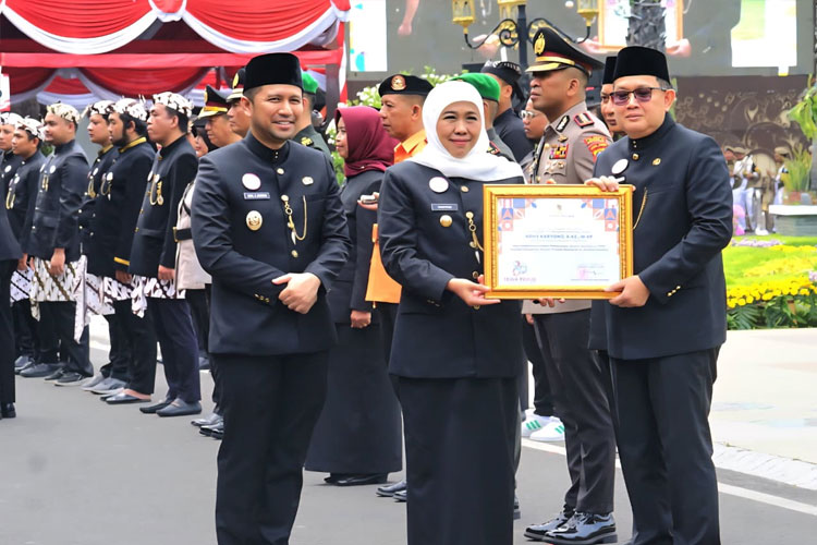 Adhy-Karyono-saat-menerima-penghargaan.jpg