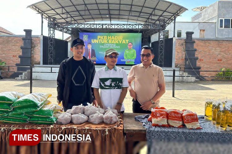 Anggota DPR RI Dapil Malang Raya, M Hasanuddin Wahid (tengah) turut melayani masyarakat dalam pasar murah di Malang Raya. (Foto: PKB Malang)