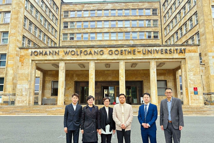 Dekan Fakultas Syariah, Dr. Wildani Hefni (dua dari kanan), melakukan kunjungan resmi ke Goethe Universität Frankfurt dan Frankfurt School of Finance and Management, Jerman. (Foto: Dr. Wildani for TIMES Indonesia)