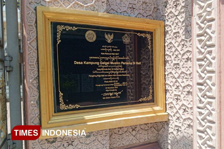 Prasasti peresmian Desa Kampung Gelgel sebagai kampung Muslim pertama di Bali. Prasasti ini juga dilengkapi dengan tanda tangan dari Raja Klungkung yakni Ida Dalem Semara Putra. (Foto: Heliavita Jasmine/TIMES Indonesia)