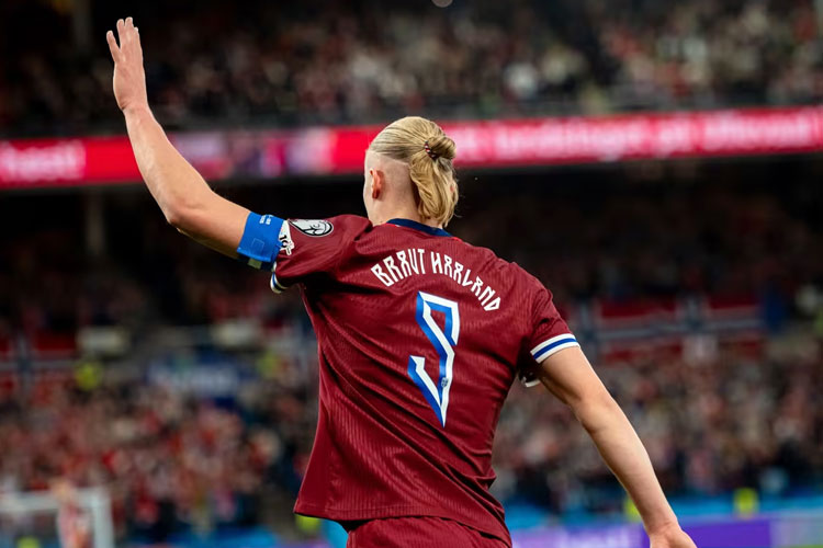 Striker Erling Haaland merayakan golnya ke gawang Israel di kualifikasi Piala Dunia 2026 zona Eropa, Minggu (12/10/2025). Dalam pertandingan ini, Norwegia menang 5-0 atas Israel. (foto: FIFA)