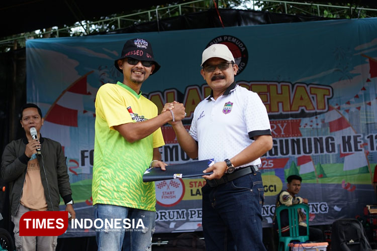 Ketua FPL dan Kadisbudpora dalam kegiatan jalan santai. (Foto: Susi/TIMES Indonesia)