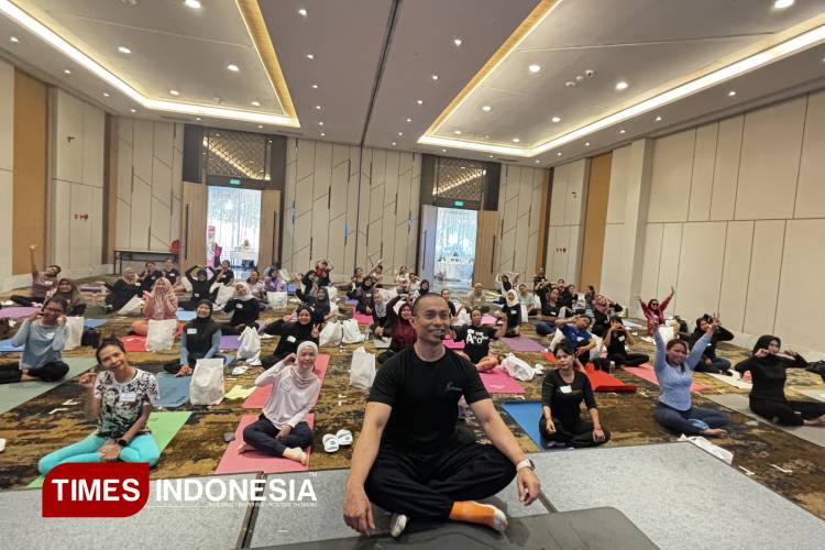 Kolaborasi Deka Hotel dan FitHub mengajak 65 peserta dari Surabaya Raya untuk berpilates dan mulai hidup sehat. (Foto: Zisti Shinta/TIMES INDONESIA)