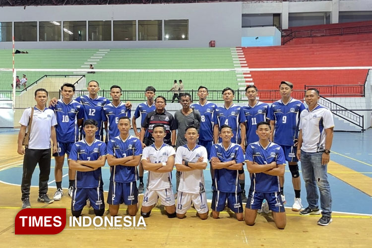 Manajer Tengah Kaos Hitam dan Ketua Klub foto bersama pelatih dan tim Bola Voli Laskar Kanjeng Pacitan usai lolos seleksi livoli devisi 1. (Foto: Yudo for TIMES Indonesia)