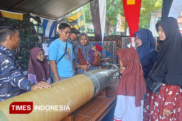 Warga mengunjungi stand TNI di acara Military Expo Pemalang 2025 dengan tema “TNI Prima, TNI Rakyat, Indonesia Maju yang digelar oleh Kodim 0711/Pemalang. (foto: Ragil/TIMES Indonesia)