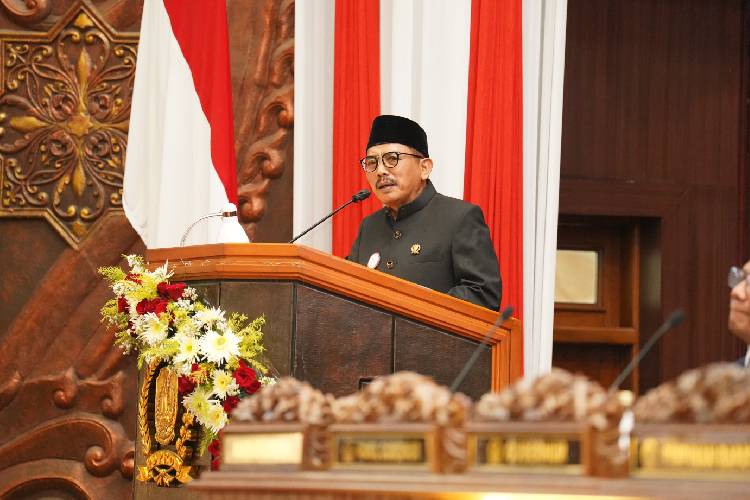 Ketua DPRD Jatim, M. Musyafak Rouf, menyampaikan pidato dalam Rapat Paripurna Istimewa HUT ke-80 Pemprov Jatim, menyerukan sinergi lintas sektor dan dukungan terhadap program strategis nasional. (foto DPRD Jatim)