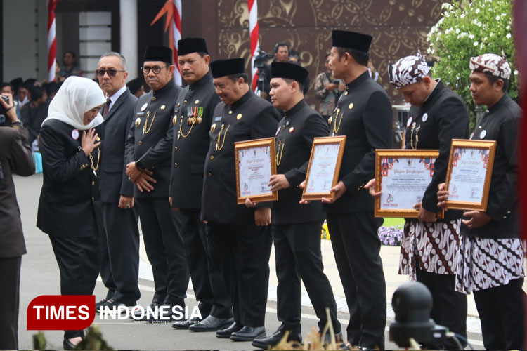 Bupati Mojokerto, Muhammad Al Barra pada saat menerima penghargaan Nama Rupabumi Tingkat Jawa Timur di Grahadi, Surabaya, Minggu (12/10/2025). (FOTO: Dok. TIMES Indonesia)