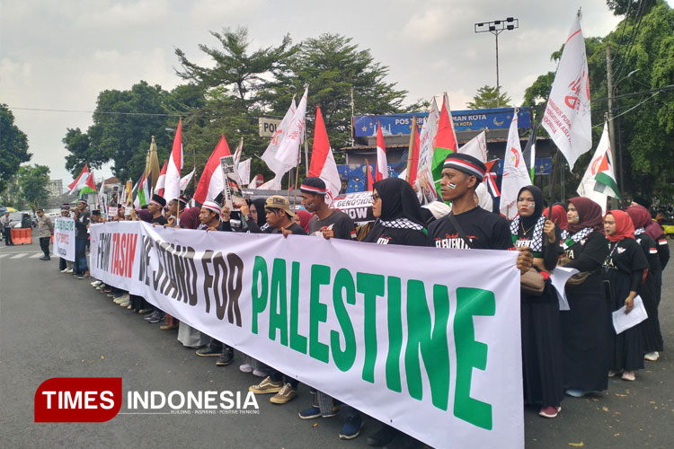 Palestina-dibentangkan-saat-Aksi-Bela-Palestina-3.jpg