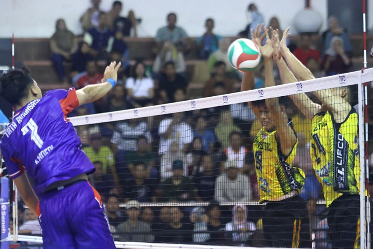 Perumda Tirta Baghasasi (ungu) menangi laga dramatis atas Indomaret di final four Livoli Divisi Utama 2025. (Foto: PBVSI)