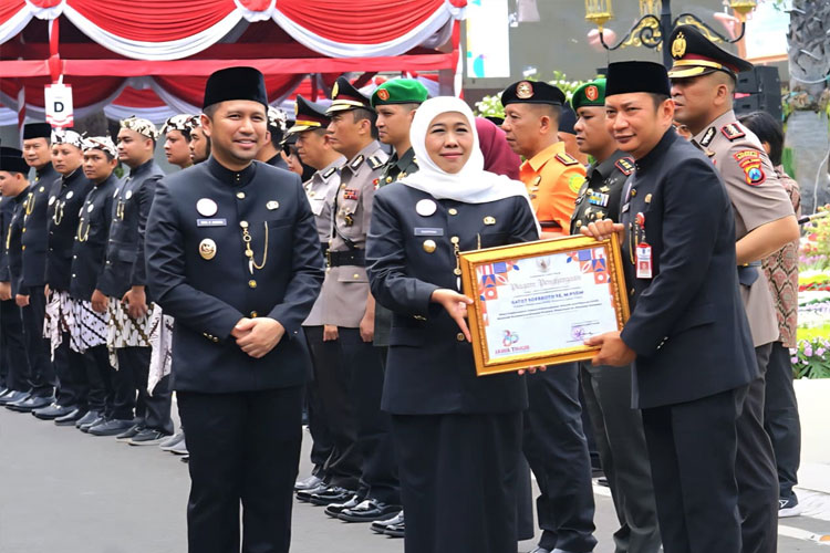 Kalaksa BPBD Jatim Gatot Soebroto saat menerima penghargaan dari Gubernur Khofifah atas penanganan musibah Ponpes Al Khoziny. Penghargaan diberikan saat upacara HUT ke-80 Provinsi Jatim, Minggu (12/10/2025). (FOTO: Dok.BPBD Jatim)