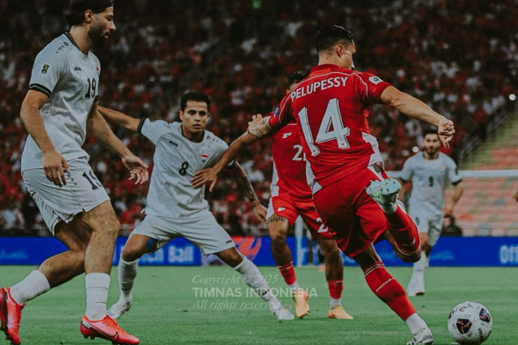 Pemain Timnas Indonesia Joey Mathijs Pelupessy dihadang beberapa pemain Irak dalam laga putaran empat kualifikasi Piala Dunia 2026, Minggu (12/10/2025). Indonesia kalah 0-1 dan gagal lolos ke putaran final Piala Dunia 2026.