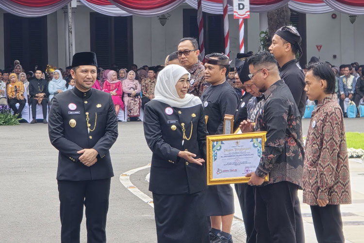 Gubernur Khofifah bersama Wagub Emil saat penyerahan penghargaan dalam Upacara HUT ke-80 Provinsi Jatim di Gedung Negara Grahadi, Minggu (12/10/2025). (Foto: Dok. Humas Pemprov Jatim)