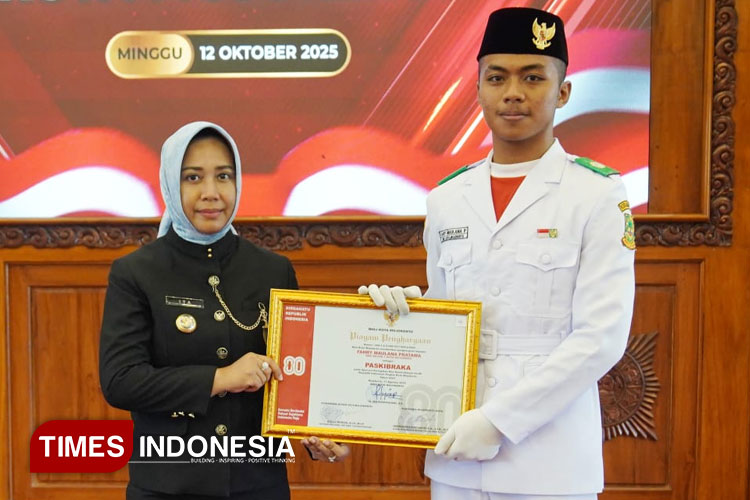 Wali Kota Mojokerto, Ika Puspitasari pada saat memberikan piagam penghargaan kepada para paskibraka Kota Mojokerto, Minggu (12/10/2025). (Foto: Dok. TIMES Indonesia)