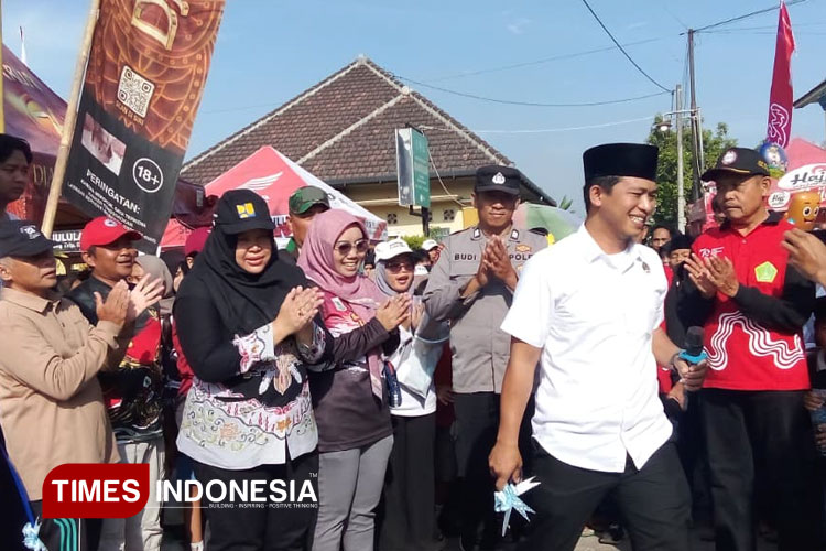jalan-rabat-beton-bersamaan-jalan-sehat-bareng-Bupati-Malang-2.jpg