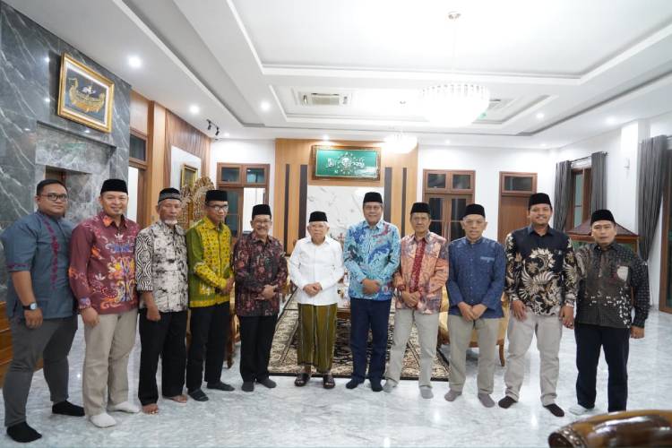 Tim 9 MES bersama Prof KH Makruf Amin di Jakarta. (Foto: MES)