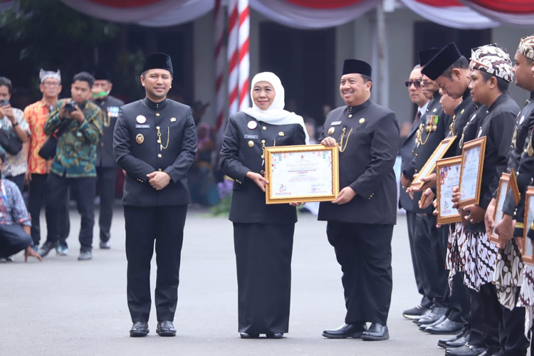 Bupati Jombang saat menerima penghargaan dari Khofifah Indar Parawansa Gubernur Jatim pada momentum Hari Jadi Provinsi Jatim ke - 80 di Grahadi, Surabaya, Minggu (12/10/2025). (FOTO: Pemkab Jombang)