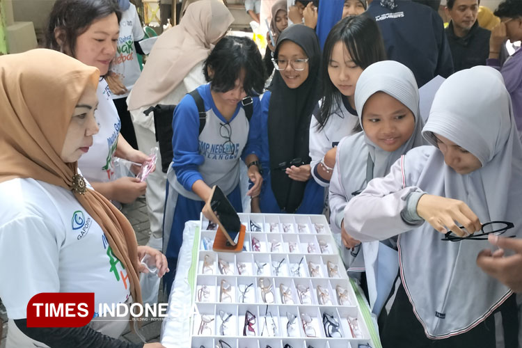 Para pelajar saat pemilihan frame kacamata program Dinkes Kota Malang dan Gapopin, Minggu (12/10/2025). (Foto: Hainor Rahman/TIMES Indonesia)